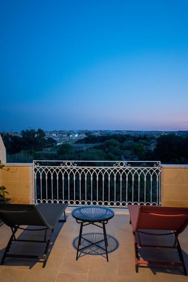 The Carob Tree Bed & Breakfast Victoria Exterior foto